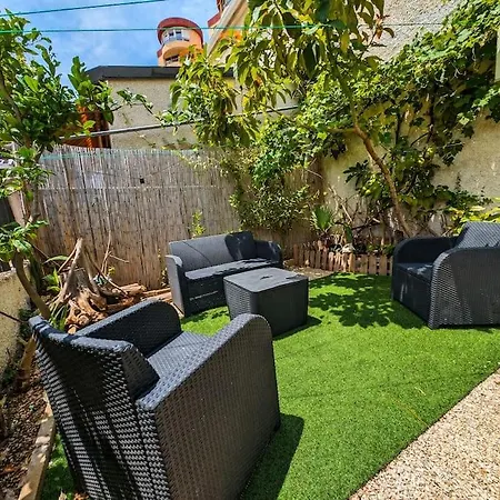 Holiday home Oscar's Chillout House By The